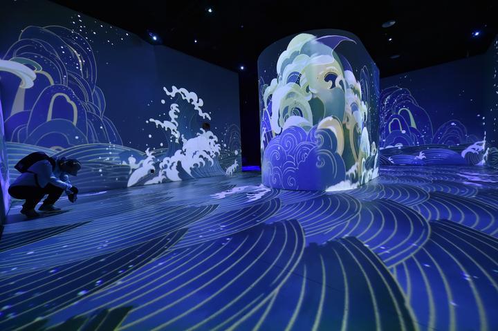　　2023年5月9日，在北京瞭仓数字藏品博物馆，观众在一间展示永定河传说的展厅里拍照。由“储料仓”改造而成的瞭仓数字藏品博物馆（又称瞭仓艺术馆）基于扩展现实技术，用沉浸式光影展讲述永定河文化故事，并与其他博物馆合作，将文物以数字化模型形态进行展示。