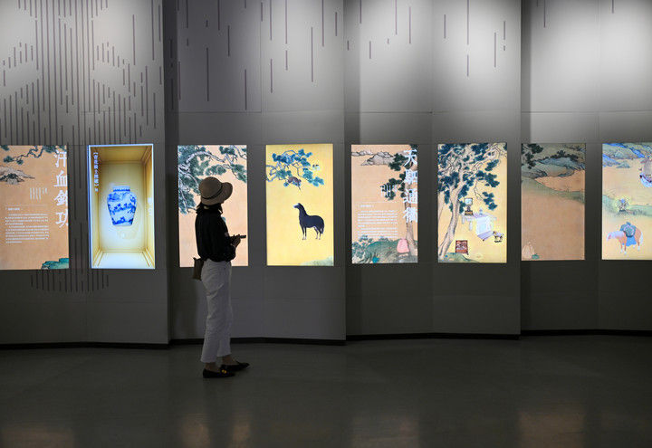 　　2025年6月3日，观众在故宫大高玄殿数字馆参观“腾跃古今——马文化数字艺术展”。大高玄殿数字馆是故宫博物院第二座全数字形态的展厅，是一座集展览、研究、教育等功能于一体的多元化数字空间。此次举办的“腾跃古今——马文化数字艺术展”，聚焦于“马”的精神象征及其与人类社会的紧密联系，重点展示了故宫博物院院藏与马相关500余件超高清文物影像数据，借助沉浸式投影、三维互动、知识图谱等前沿技术手段，让这些难得一见的珍贵文化遗产“活起来”。
