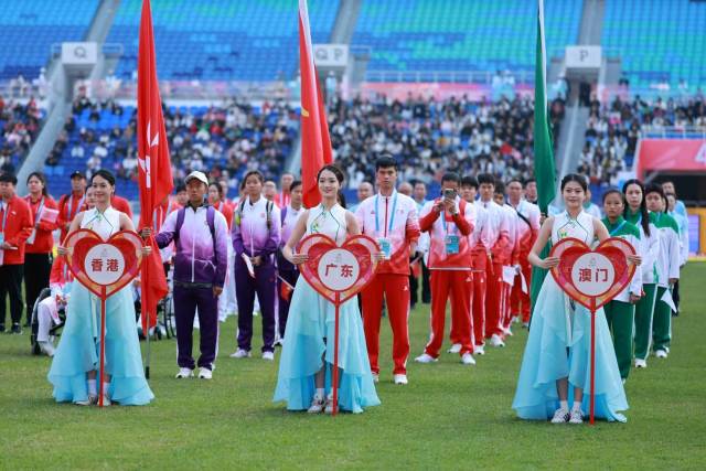 各参赛代表团入场 各参赛代表团入场