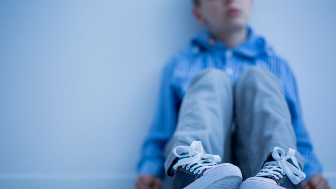 学龄期的孩子，突然“变了样”，千万警惕这种“伪装”成叛逆的遗传病！