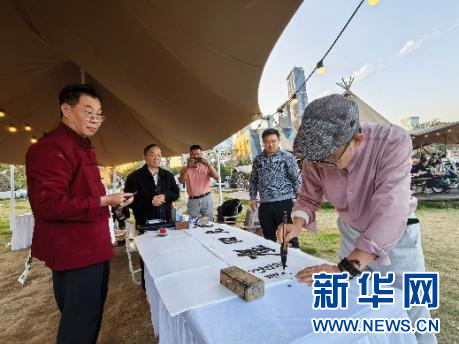 方斌携弟子现场挥毫泼墨助阵REAL JAZZ 2025爵士艺术生活节。新华网发