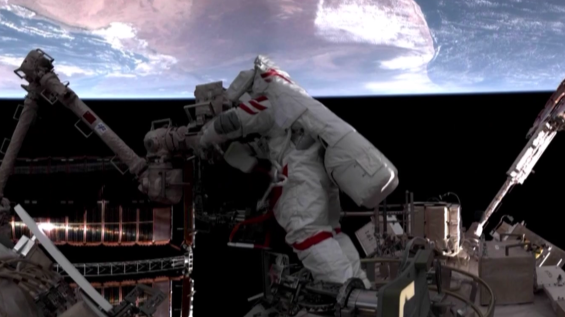 圆满完成！神二十一乘组第一次出舱画面来了