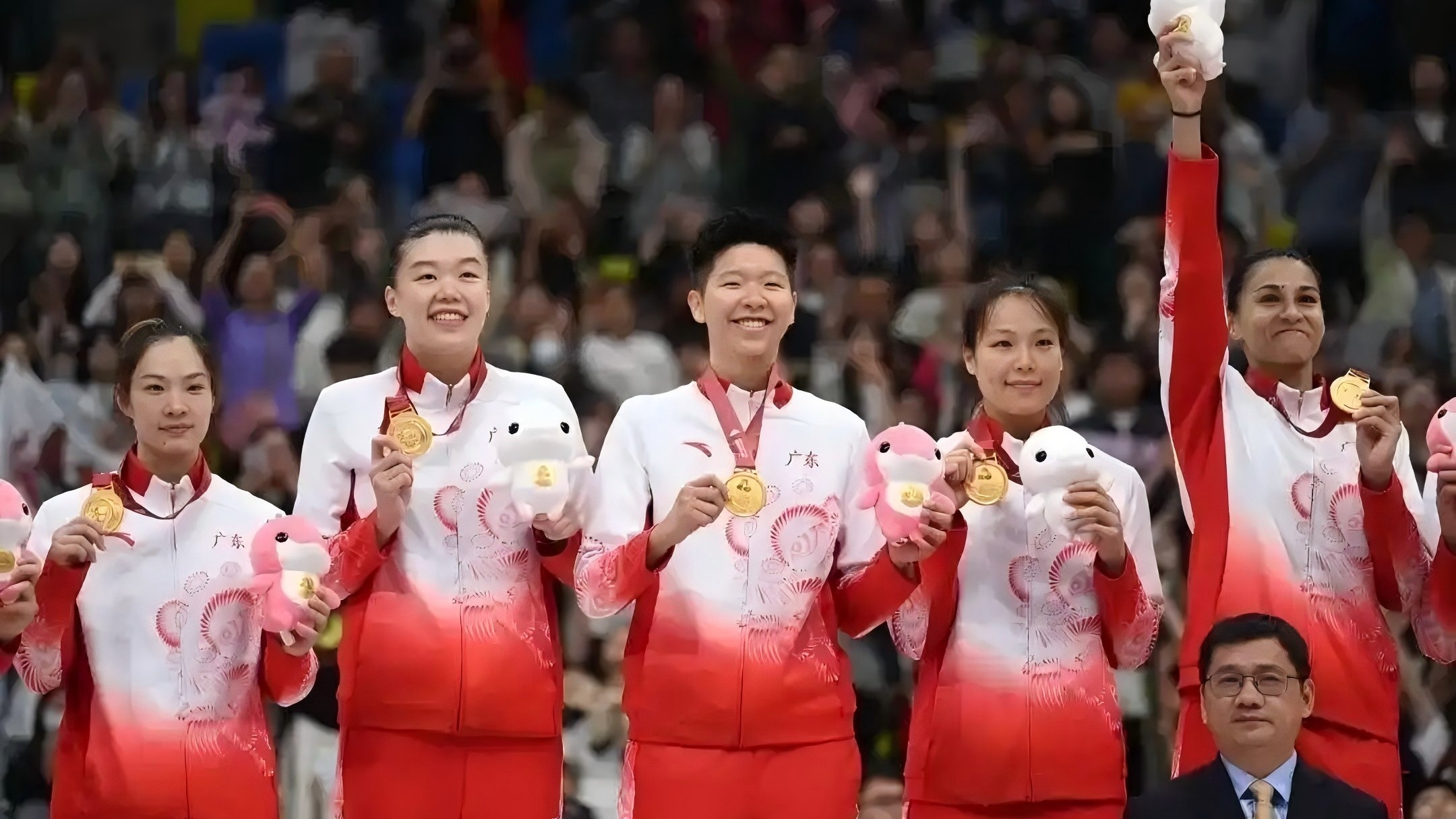 佛山一中老师于东助力广东女篮登顶全运会冠军领奖台！