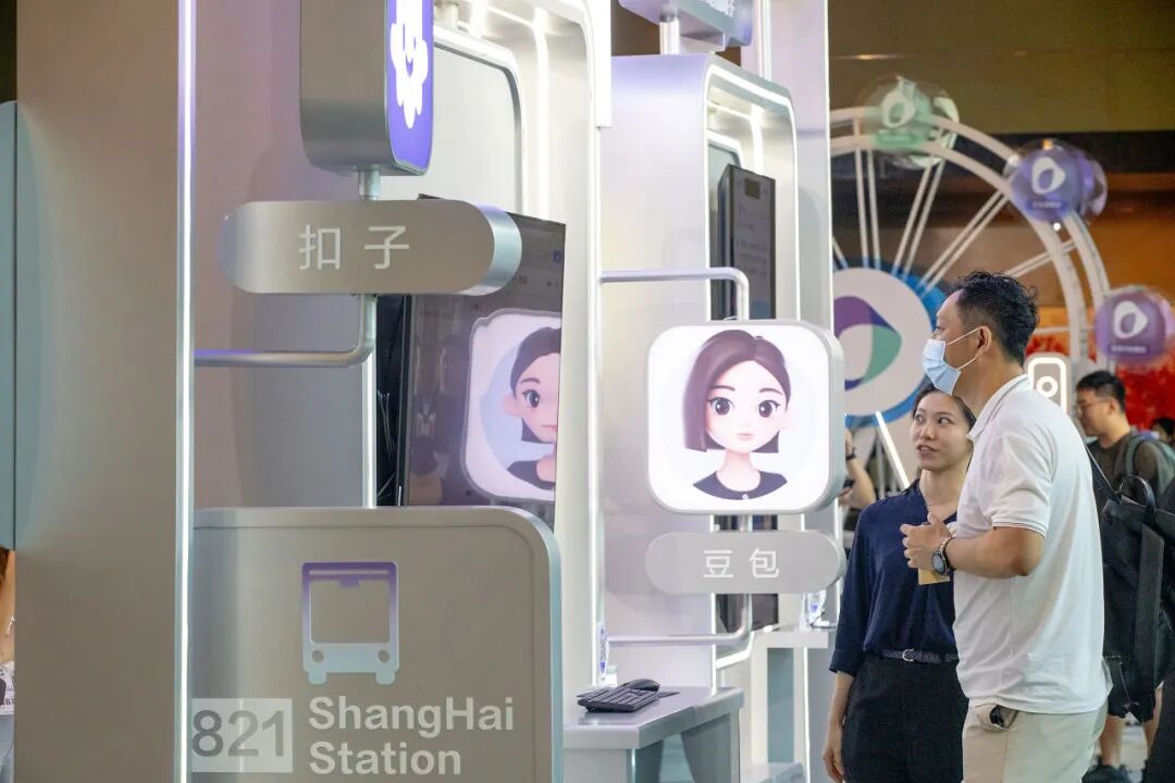 ▲ 2024火山引擎AI创新巡展(上海站),现场观众体验豆包大模型、扣子等AI产品。(视觉中国/图)