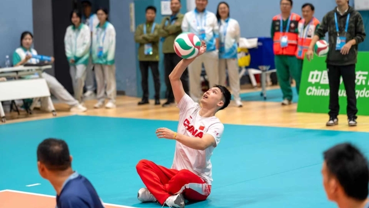 残特奥会坐式排球开赛！跳水老将陈艾森和残疾人一起打球