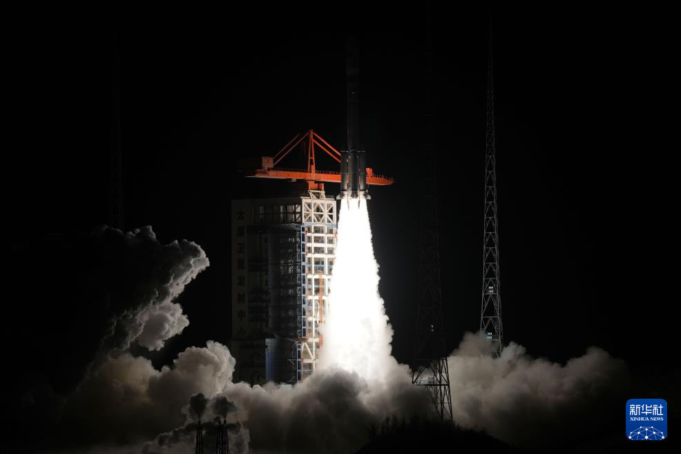 12月9日6时11分,我国在太原卫星发射中心使用长征六号改运载火箭,成功将卫星互联网低轨15组卫星发射升空,卫星顺利进入预定轨道,发射任务获得圆满成功。新华社发(尚宇航 摄)