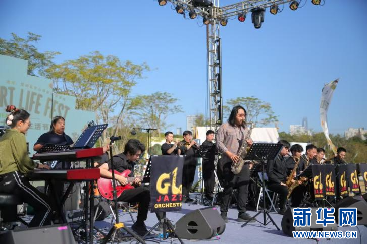 李高阳爵士大乐队登场表演,拉开爵士艺术生活节音乐大幕。新华网发