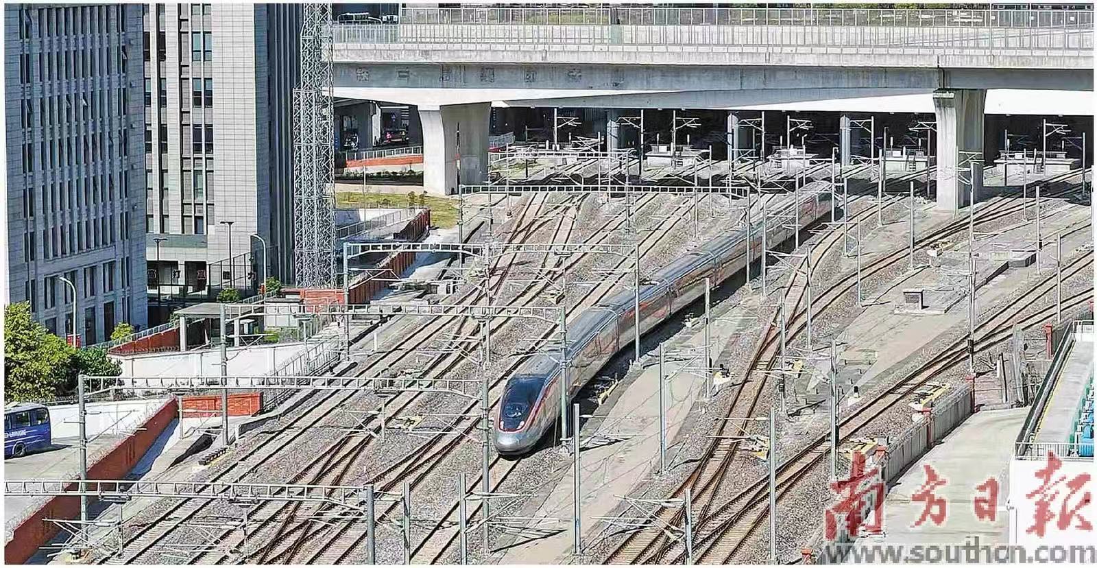 广湛高铁试运行列车从广州白云站开往湛江北站。南方日报记者 石磊 通讯员 卓悦 摄
