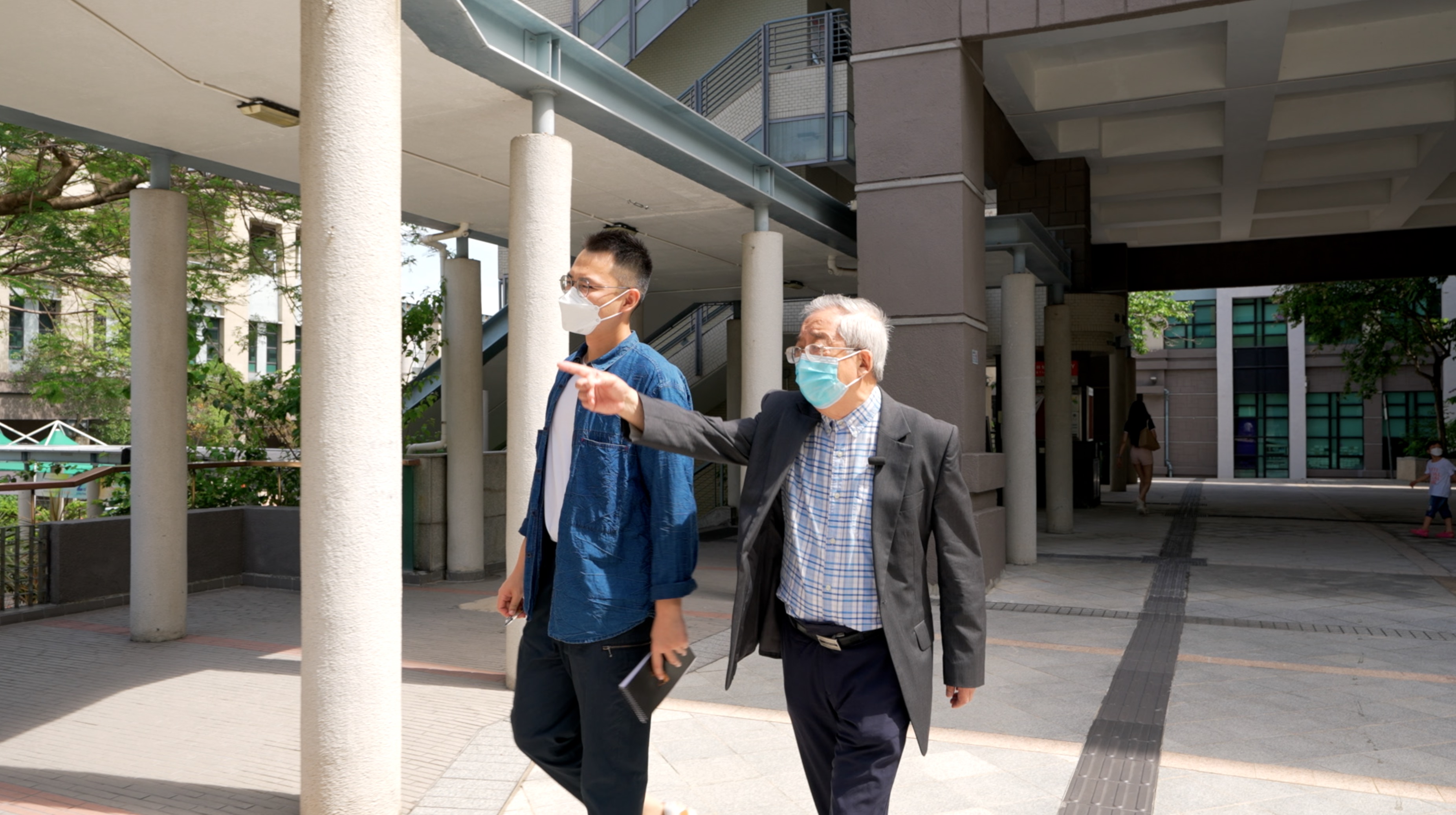 刘蜀永教授（右）与记者在香港岭南大学