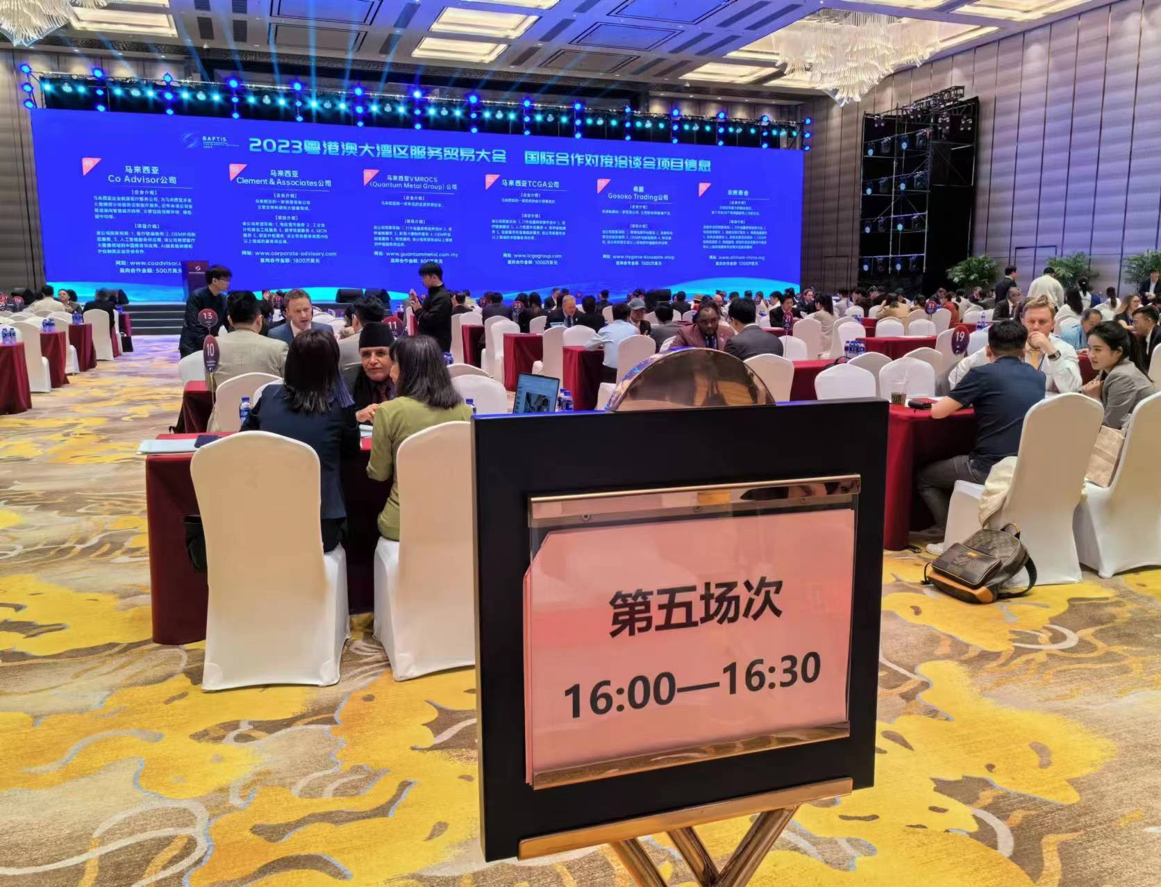 现场，境外采购商与参会企业进行现场洽谈、交流、签约，进一步深化合作成果。林珍/摄
