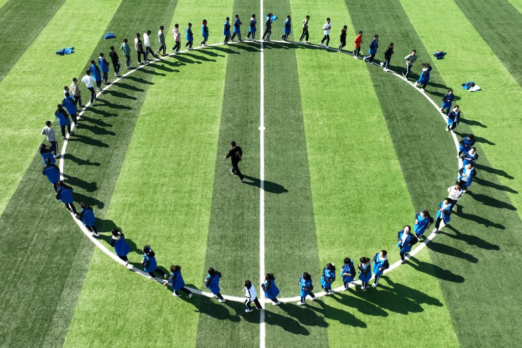 10月16日，兰州新区高级中学的学生在上体育课（无人机照片）。新华社记者 范培珅 摄