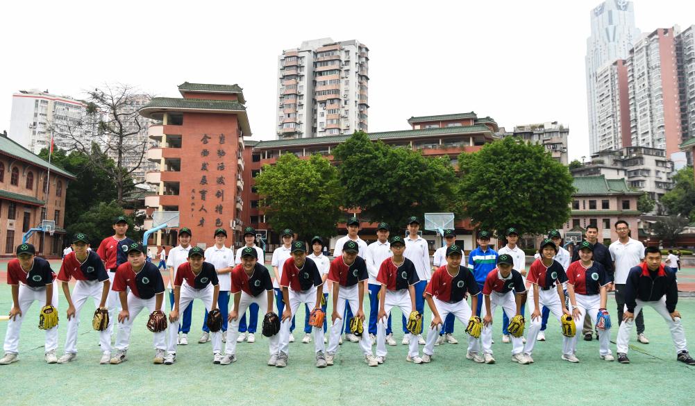 4月10日，在广州市第七中学，棒球队球员训练结束后合影。新华社记者 邓华 摄