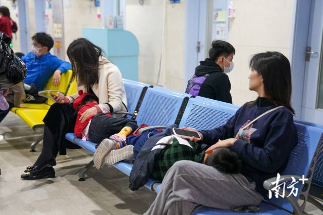在广州市妇女儿童医疗中心，患者正在等待就诊。南方+记者 许舒智 拍摄