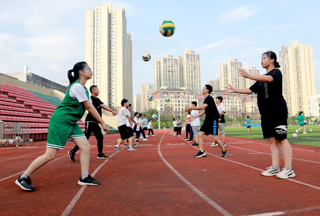 7月22日，在四川华蓥市双河第二中学，参加暑期校园体育托管班的学生在练习排球。新华社发（周松林摄）