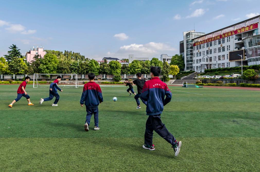 4月25日，在贵州黔西第一中学，学生在进行足球模块实战练习。新华社发（范晖摄）