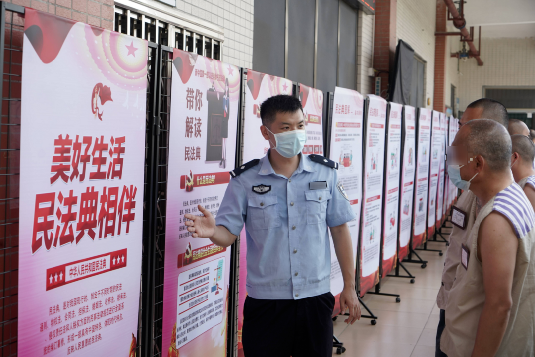 罪犯在东莞监狱民警的解说下学习法律知识