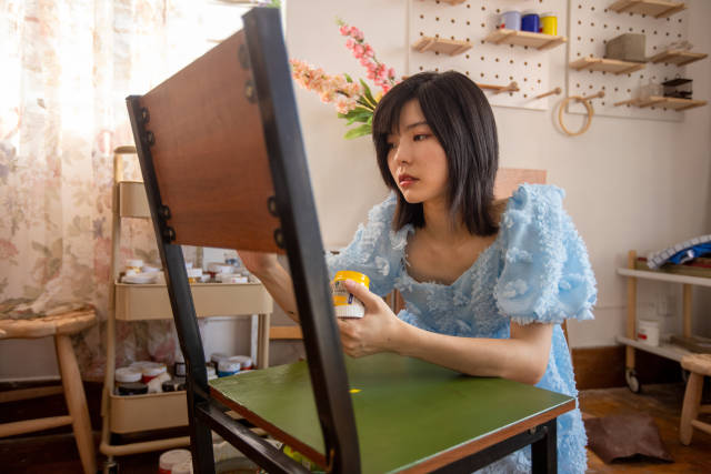 GBA Close-up |&nbsp;Guangdong girl turns wastes into artworks, attracting millions of fans online