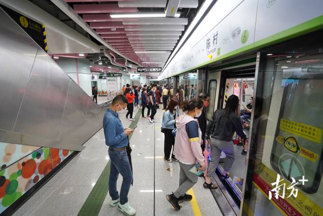 根据计划,广佛两地将设置18条互联互通地铁线路,两座城市各有9条延伸到对方境内。戴嘉信 摄 根据计划,广佛两地将设置18条互联互通地铁线路,两座城市各有9条延伸到对方境内。戴嘉信 摄