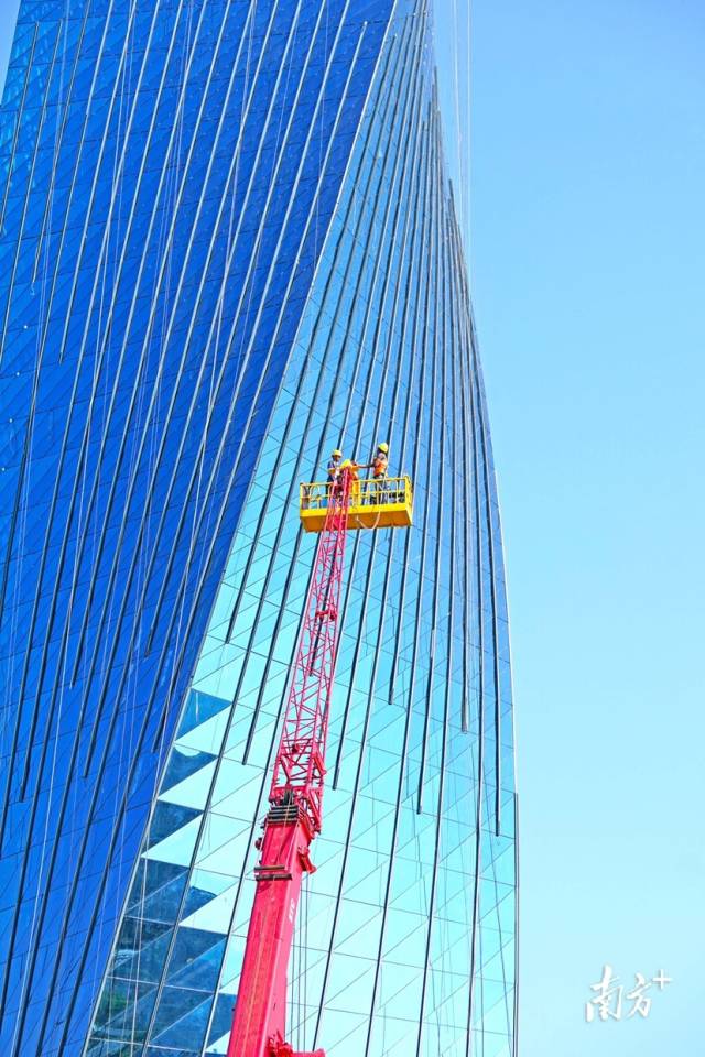 4月30日，汕头海湾风塔项目建设现场，工人们搭乘升降云梯开展高空作业。 白云 摄