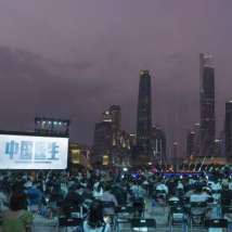 《中国医生》广州首映,无人机致敬抗疫英雄 《中国医生》广州首映,无人机致敬抗疫英雄