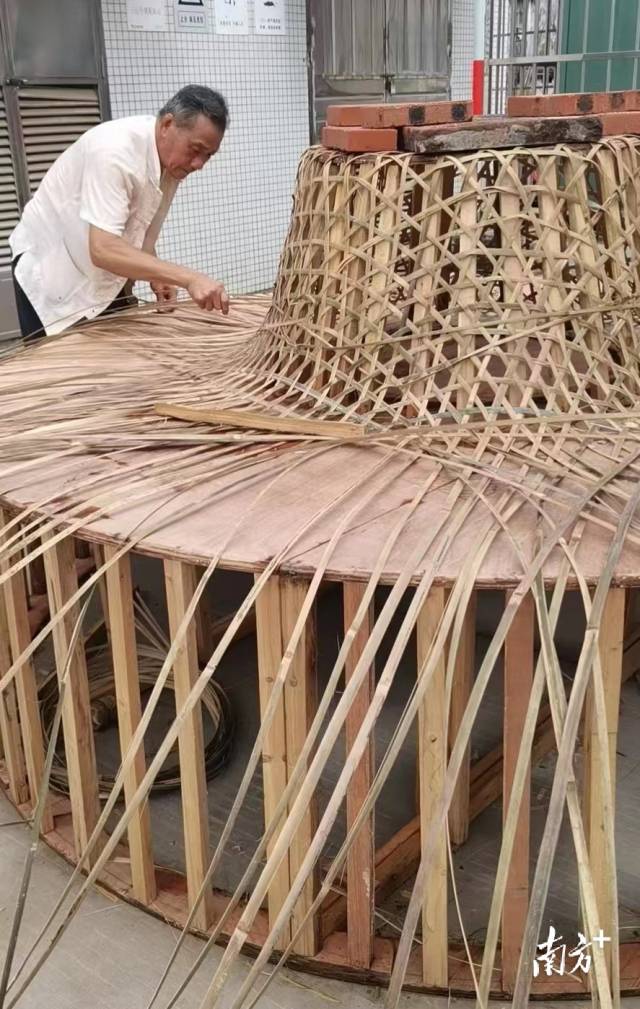 大竹帽制作过程。
