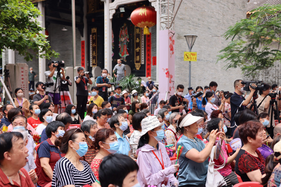 第31届中国戏剧梅花奖获奖演员下基层慰问演出在杨箕村
欢乐唱响