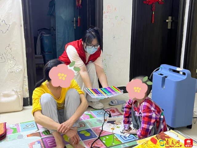 志愿者为小海提供绘画和学科知识教学