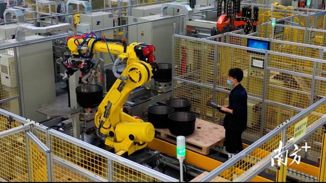  BPW（梅州）车轴自动化生产车间。冯森达 摄