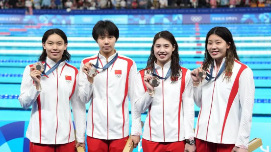 Swimmers from Shenzhen University win bronze in women's 4x100m relay