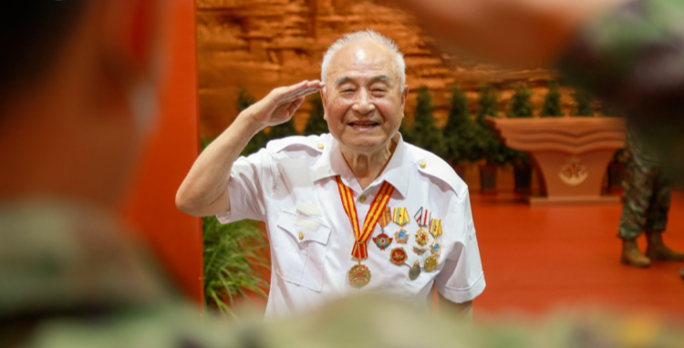 我给军旗敬个礼｜他们从战场走来，这一幕让人动容……