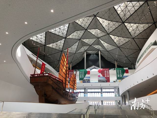 潮汕历史文化博览中心内摆放一艘巨型红头船，颇具潮汕特色。  南方+ 杨立轩 拍摄