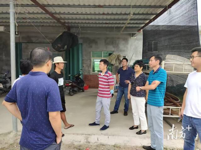 谢骏（中）在调研现场。来源：南方+