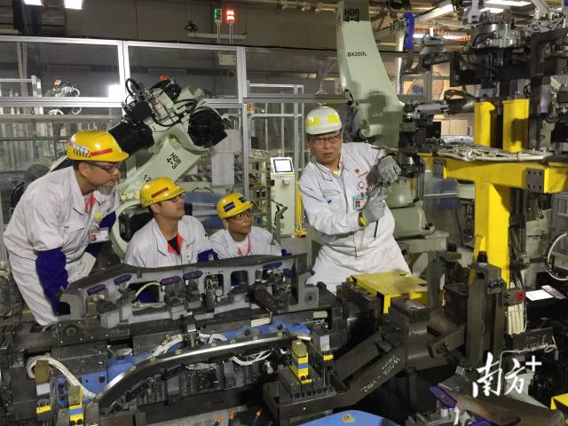 孙庆勇（右）带领团队攻坚克难。来源：南方+