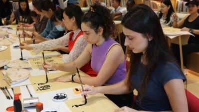 Expats encounter with the beauty of Chinese calligraphy