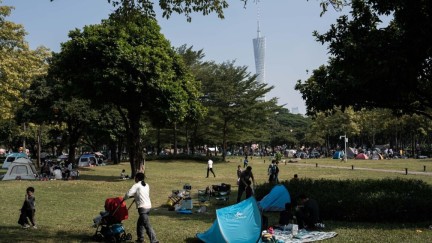 Guangzhou: People enjoy the sunshine on Ersha Island in autumn