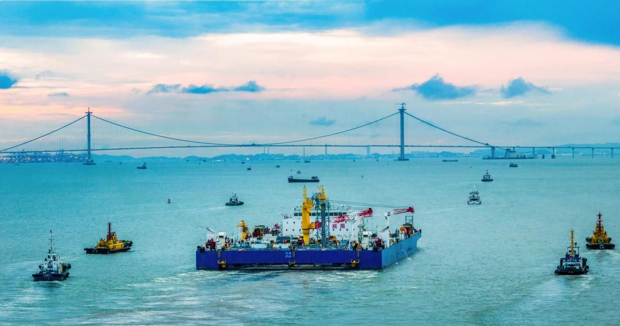 世界首制沉管浮运安装一体船（摄影：沈仲）