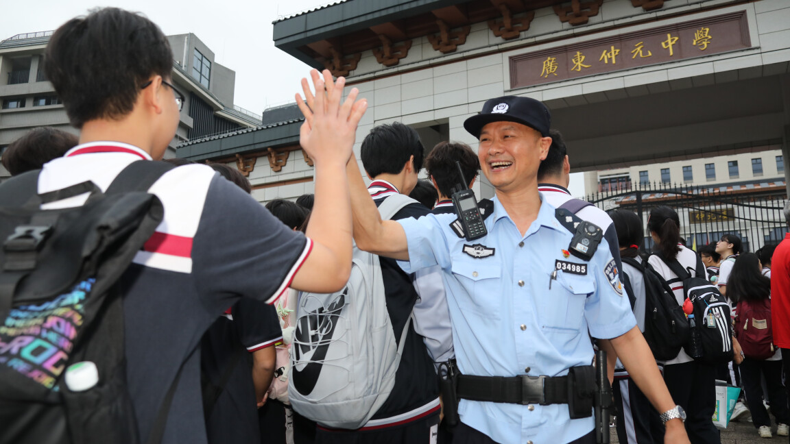 广州公安“平安答卷”：办涉高考临时身份证四百余张，护送27名考生赶考