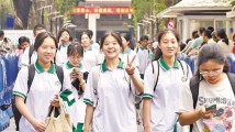 高考第二日,考场内提笔逐梦、考场外暖心护航 高考第二日,考场内提笔逐梦、考场外暖心护航