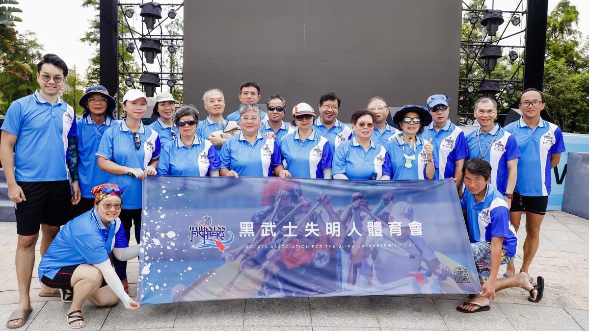 Visually impaired team takes part in Dongguan dragon boat race