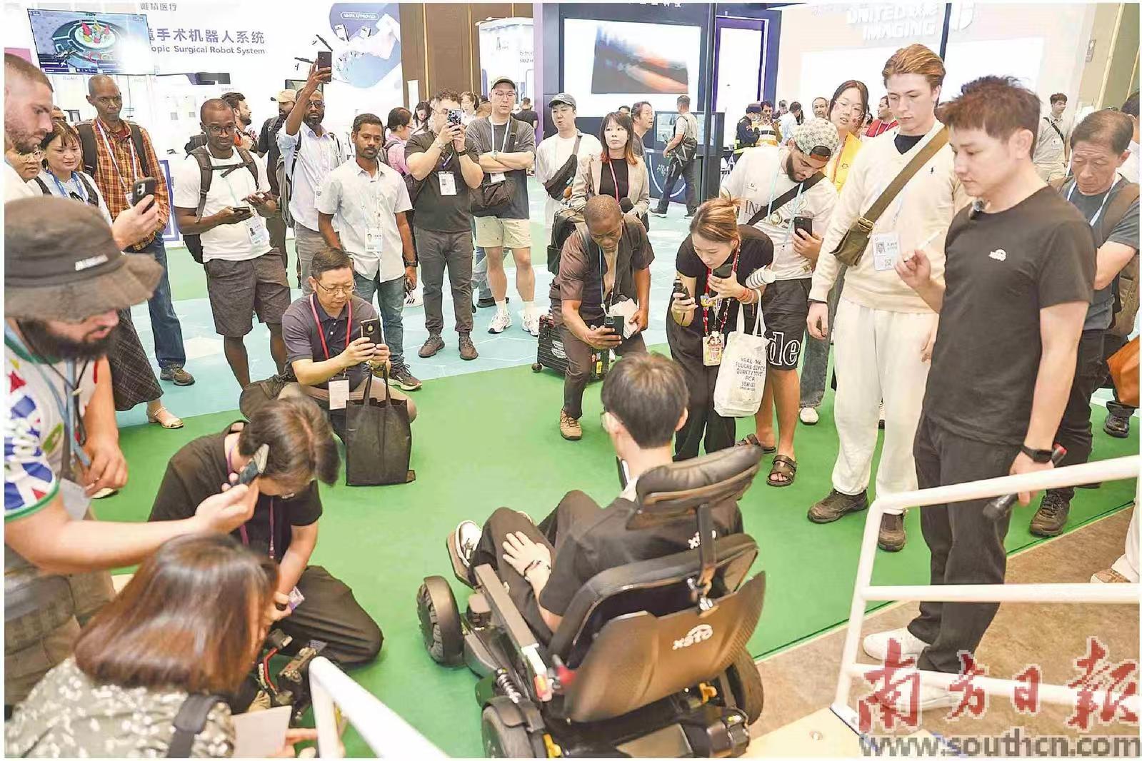 10月31日，XSTO中山小神童创新科技有限公司展位，工作人员正在演示使用具身辅助移动机器人上下楼梯。南方日报记者 张令 钟志辉 摄