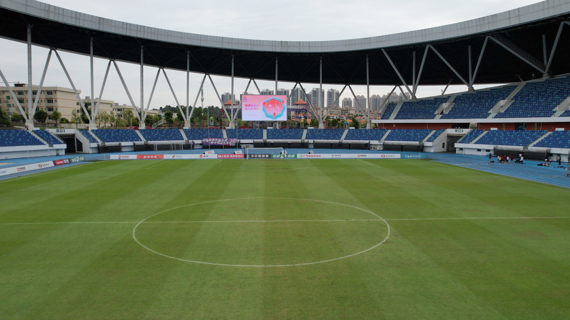 草坪养护团队采用科学化管理模式