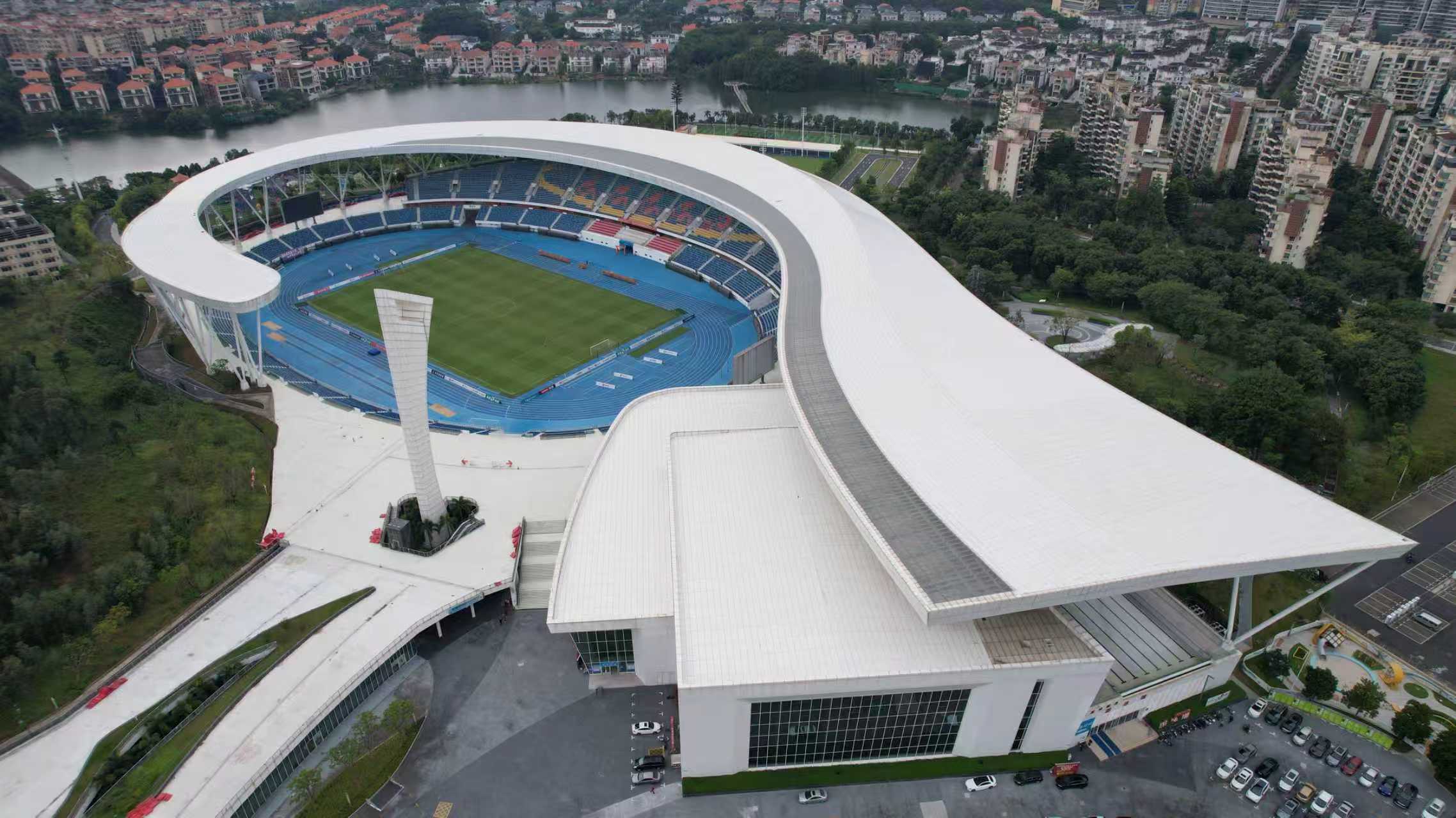 迎接十五运会足球赛,南海体育中心足球场筹备就绪