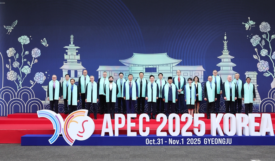 当地时间11月1日上午，国家主席习近平在韩国庆州出席亚太经合组织第三十二次领导人非正式会议第二阶段会议，并发表题为《共同开创可持续的美好明天》的重要讲话。这是会后，与会经济体领导人、代表集体合影。新华社记者 姚大伟 摄