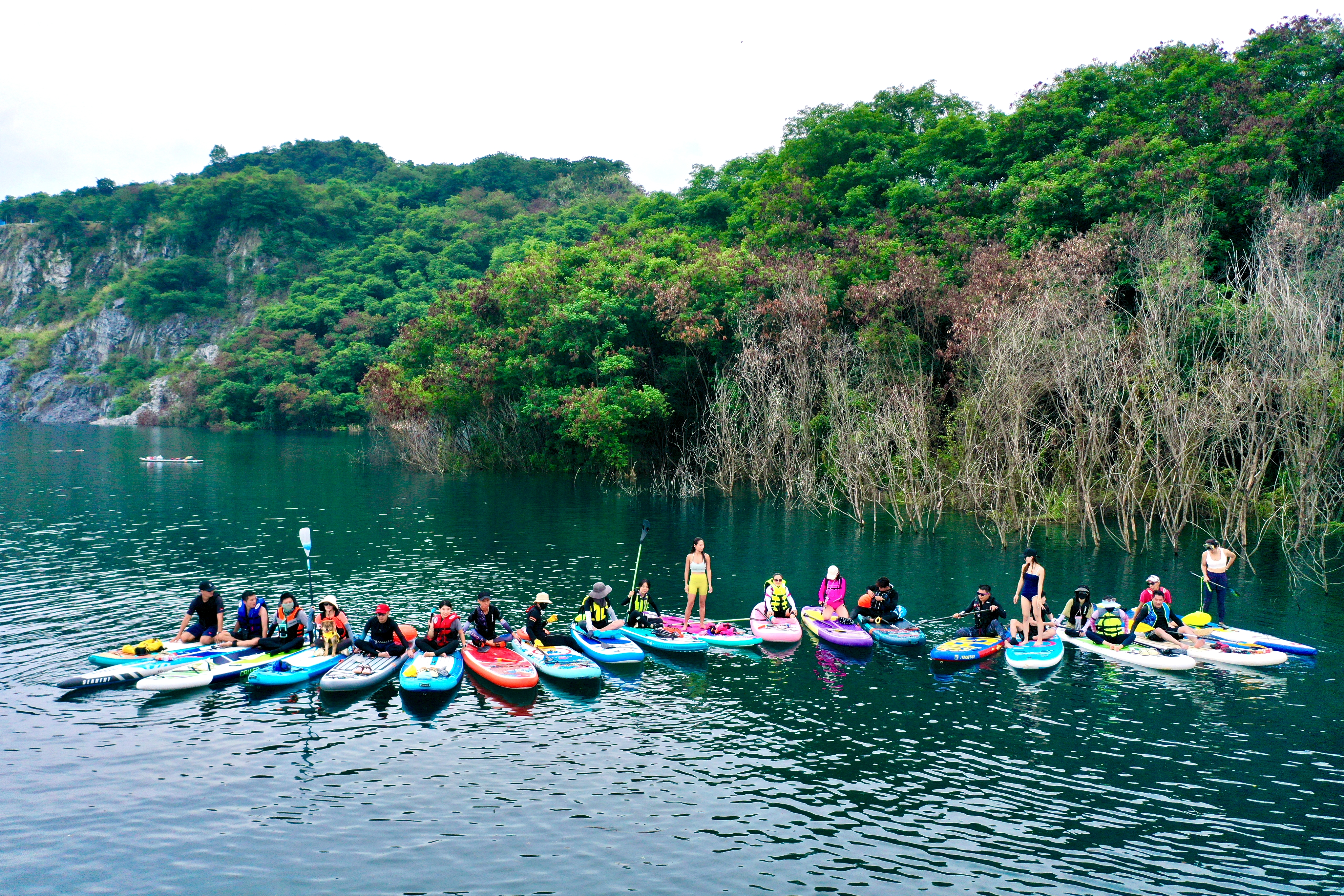 市民游客在三水南山镇体验水上桨板活动。