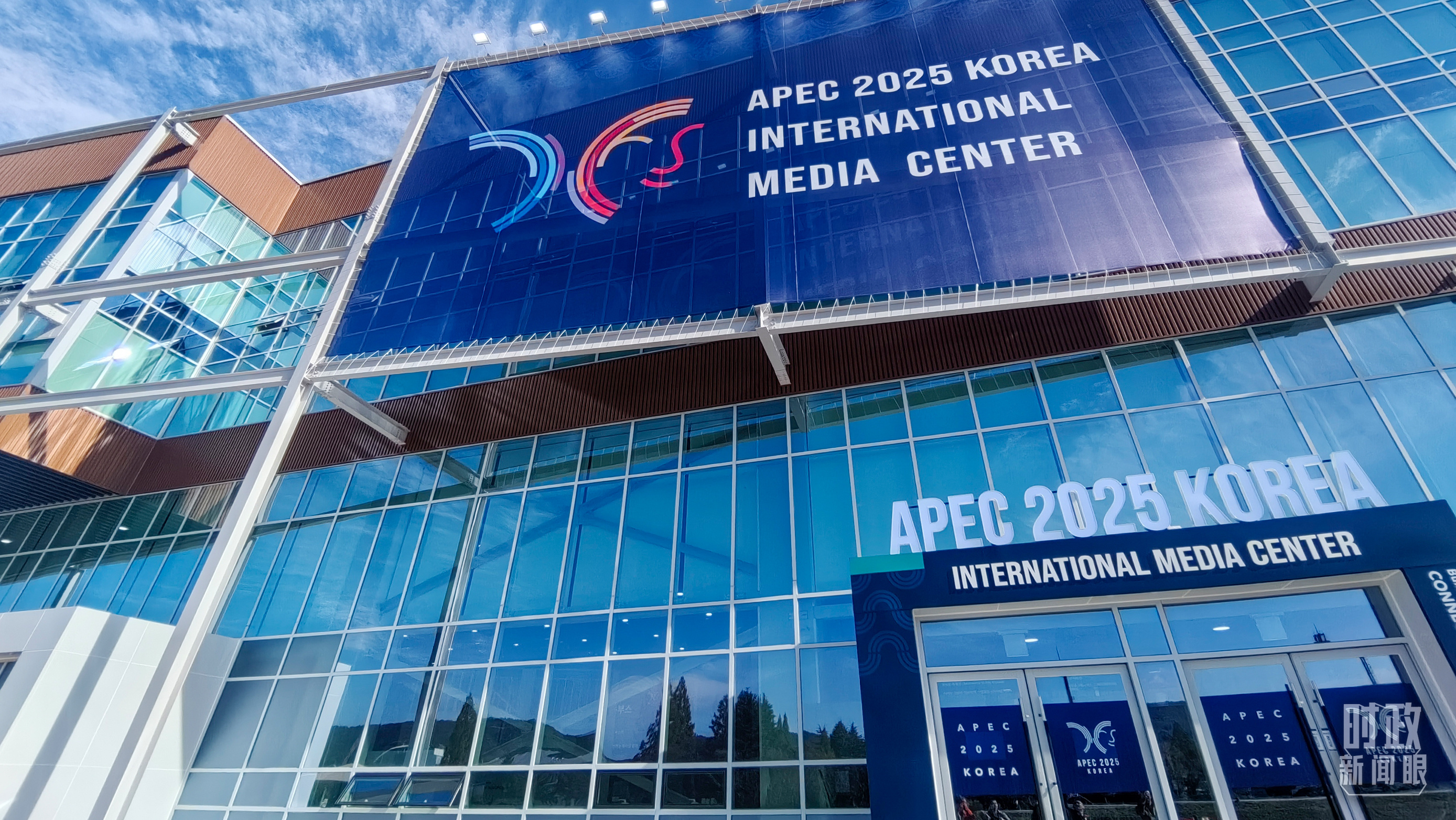 △APEC新闻中心。（总台央视记者王萌萌拍摄）