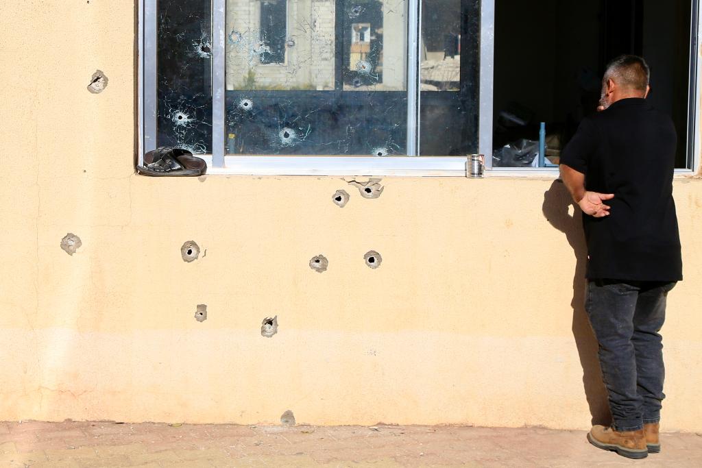 这是10月30日在黎巴嫩卜利达村拍摄的墙上的弹痕。新华社发（阿里·哈希绍摄）