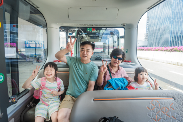 Hengqin Port-Chimelong driverless free minibus officially opened