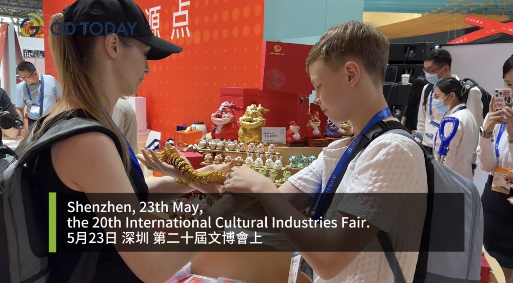 The little golden dragon leaps at ICIF. Foreign children love it.