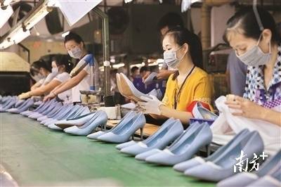 惠东县黄埠镇一家女鞋厂质检员在检查鞋的质量。  本报记者王建桥 摄 
