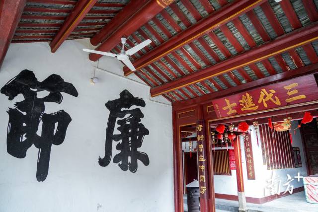 故居内没有雕梁画栋的装潢，很是简朴。